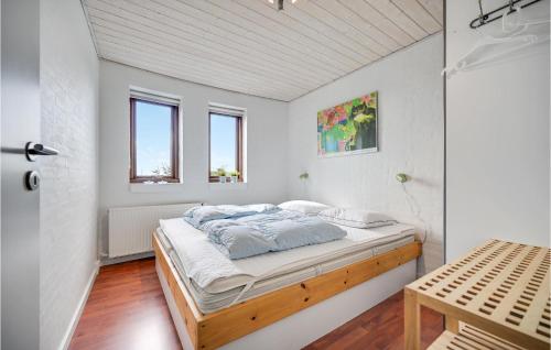 エーベルトフトにあるStunning Home In Ebeltoft With 4 Bedrooms, Sauna And Wifiの白い部屋のベッドルーム1室(ベッド1台付)