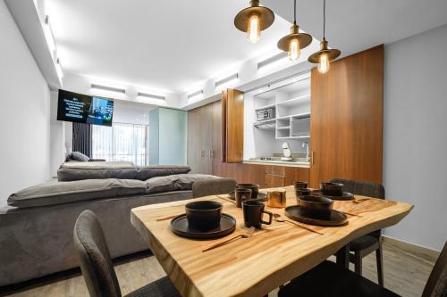 a living room with a table and a bed at Urban Getaway, Trendy Polanco, Home Office in Mexico City