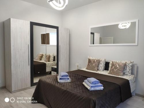 Tempat tidur dalam kamar di Apartments Domovik Bertalona Luxury comfort