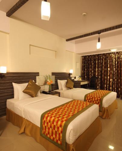 Postel nebo postele na pokoji v ubytování Nestor Hotel, Mumbai