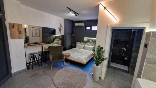 a room with a bed and a table and a kitchen at Apartman Biblioteka in Novi Beograd
