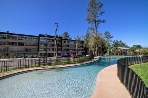 une piscine devant un immeuble dans l'établissement Pucón Alta Vista, à Pucón