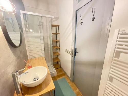 ein Bad mit einem Waschbecken und einer Glasdusche in der Unterkunft *NEW* MAISONNETTE*Bail Mobilité*CHIC*NANTES in Nantes