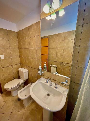 a bathroom with a sink and a toilet at Departamento Güemes II in San Salvador de Jujuy