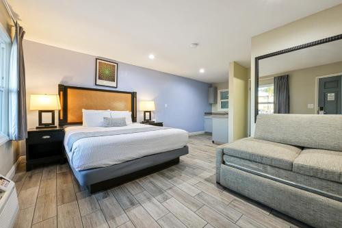 une chambre d'hôtel avec un lit et un canapé dans l'établissement Hotel Point Loma, à San Diego