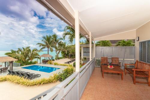 Bazén v ubytování Moana Sands Beachfront Villas nebo v jeho okolí