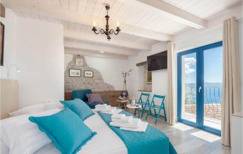 um quarto com uma cama grande e almofadas azuis em Amazing Home In Celina With House Sea View em Celina