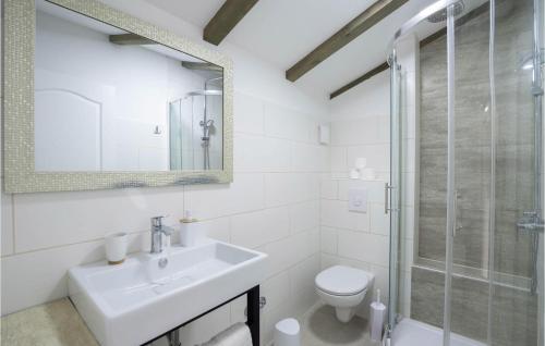 uma casa de banho com um lavatório, um WC e um chuveiro em Amazing Home In Celina With House Sea View em Celina