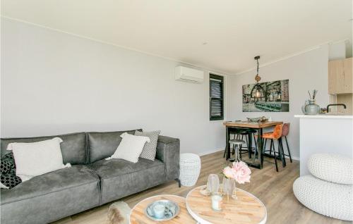a living room with a couch and a table at Nice Home In Voorthuizen With Wifi in Voorthuizen