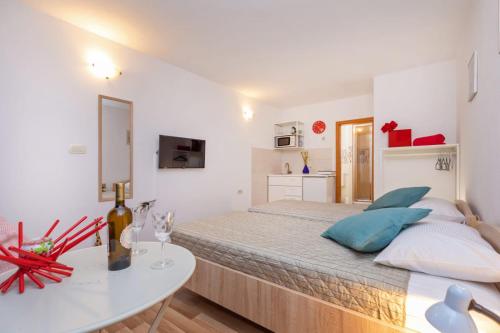 um quarto com uma cama e uma mesa branca em BIS Apartment 3 em Dubrovnik