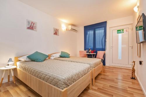 um quarto com uma cama grande num quarto em BIS Apartment 3 em Dubrovnik