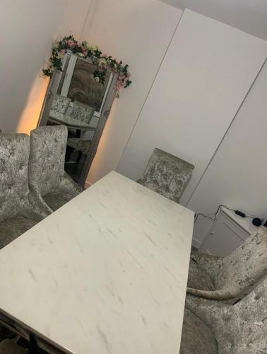 uma mesa branca e cadeiras num quarto em Home away from Home em Liverpool