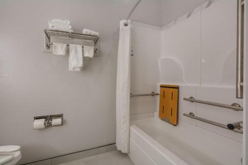 La salle de bains est pourvue d'une baignoire, de toilettes et d'un lavabo. dans l'établissement Americas Best Value Inn and Suites Lake Charles, à Lake Charles