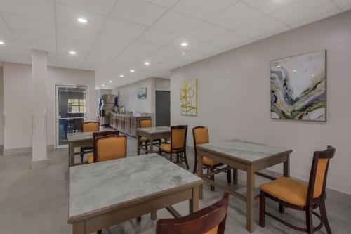 Ruang duduk di Americas Best Value Inn and Suites Lake Charles