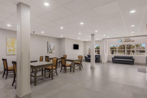 Ruang duduk di Americas Best Value Inn and Suites Lake Charles