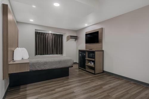 Televisyen dan/atau pusat hiburan di Americas Best Value Inn and Suites Lake Charles