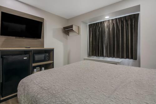 Katil atau katil-katil dalam bilik di Americas Best Value Inn and Suites Lake Charles