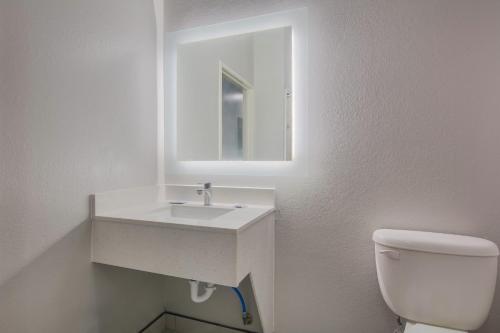 Bilik mandi di Americas Best Value Inn and Suites Lake Charles