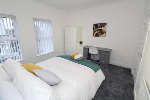 ベルファストにあるBelfast Cozy Homeの白いベッドルーム(白いベッド1台、デスク付)