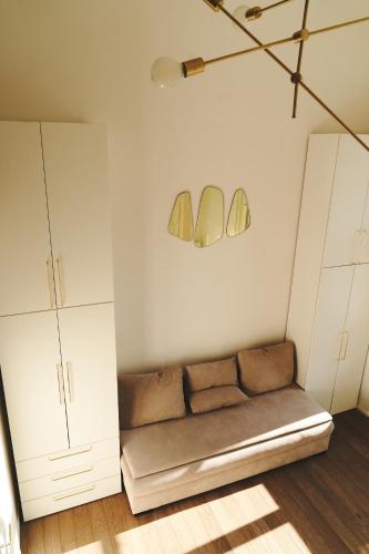sala de estar con sofá y 2 espejos en Royal Opletalova Apartment Prague en Praga