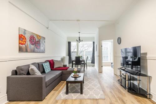 Bright 3BR Apartment - Near King street