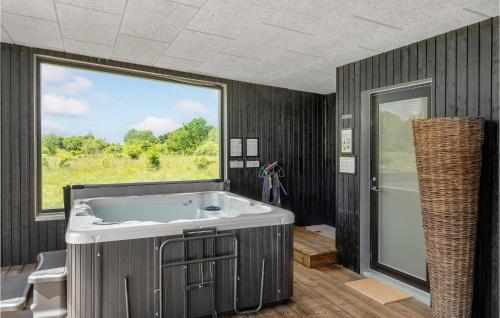 Koupelna v ubytování Beautiful Home In Tranekr With Wifi
