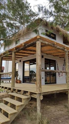Casa pequeña con techo de paja en Juanillos, en Punta del Diablo