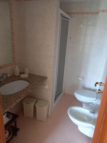 baño con 2 lavabos, ducha y 2 aseos en Arra Camere Sirolo - Rooms & Suite, en Sirolo