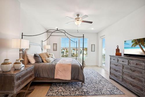 1 dormitorio con 1 cama, TV y vestidor en The Harbor Condo 305 - Premier, en St Pete Beach