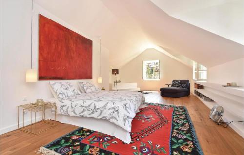 um quarto com uma cama e um tapete vermelho em Stunning Home In Split With Outdoor Swimming Pool em Split