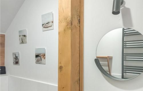 ein Spiegel an einer Wand neben einer Wand mit Bildern in der Unterkunft Stunning Home In Smoldzinski Las With Wifi in Smołdziński Las
