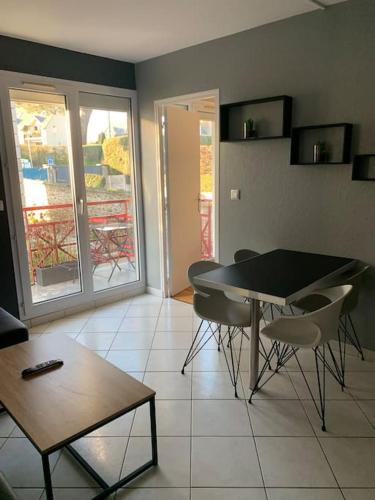 een eetkamer met een tafel en stoelen in een kamer bij Top appartement 2 pièces in La Richardais