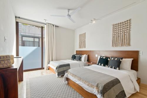 2 camas en una habitación con ventana en 305 Luxury Penthouse with Private Pool en Tulum