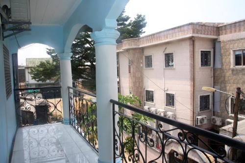 En balkon eller terrasse på Appartement Meublé Bonamoussadi Douala