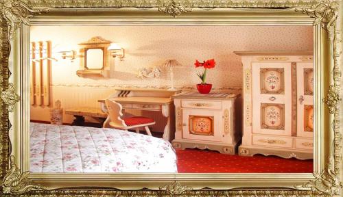 a picture of a bedroom with a bed and a desk at Landhaus Hotel Romantik in Gotha