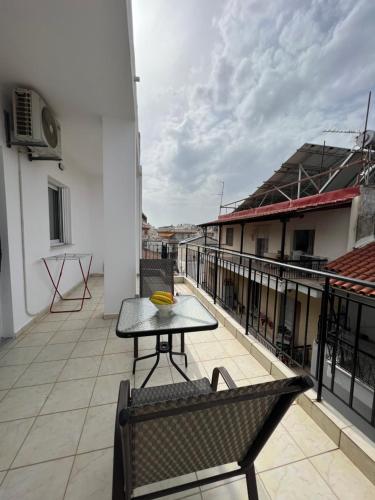 普雷韋扎的住宿－SPN.SPIROS APARTMENTS PREVEZA，阳台的天井配有桌椅