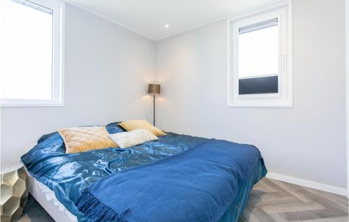 een bed in een witte kamer met 2 ramen bij Nice Home In Voorthuizen With Kitchen in Voorthuizen