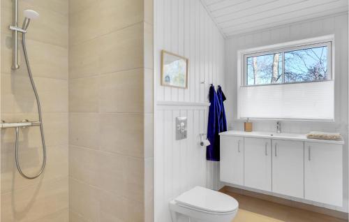 een badkamer met een douche, een toilet en een wastafel bij Lake Front Home In Gilleleje With Kitchen in Gilleleje