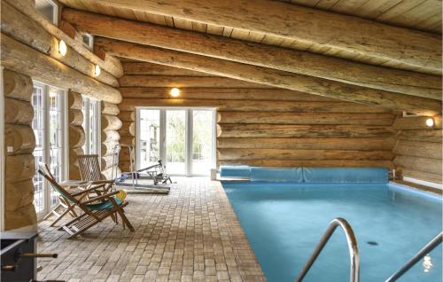 HarboørにあるBeautiful Home In Lemvig With Sauna, Wifi And Indoor Swimming Poolの木造の壁の木造家屋内スイミングプール