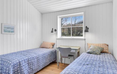 een slaapkamer met 2 bedden, een bureau en een raam bij Lake Front Home In Gilleleje With Kitchen in Gilleleje