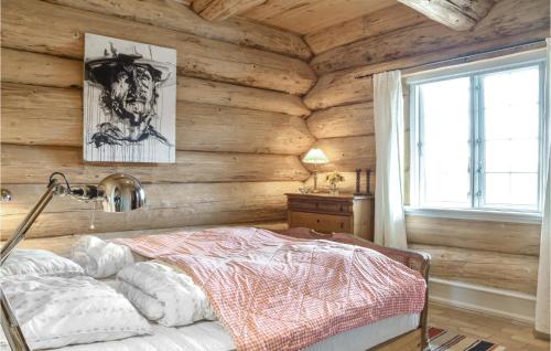 HarboørにあるBeautiful Home In Lemvig With Sauna, Wifi And Indoor Swimming Poolの木製の壁のベッドルーム(ベッド1台、窓付)