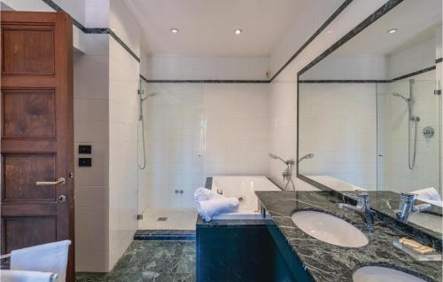 łazienka z 2 umywalkami i wanną w obiekcie Villa Lama w mieście Gattaia