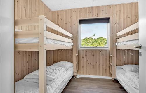 2 stapelbedden in een kamer met een raam bij 6 Bedroom Stunning Home In Glesborg in Glesborg