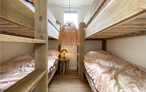 Tempat tidur susun dalam kamar di Awesome Home In Voorthuizen With Wifi