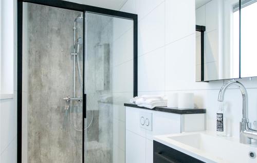 uma casa de banho branca com um chuveiro e um lavatório. em Awesome Home In Voorthuizen With Wifi em Voorthuizen