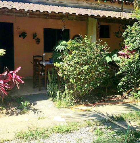 una casa con una mesa delante en Casa temporada maricá en Maricá