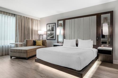 um quarto de hotel com uma cama e uma cadeira em Cambria Hotel Austin Uptown near the Domain em Austin