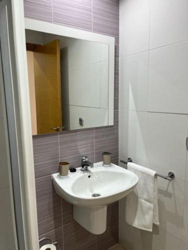 a bathroom with a white sink and a mirror at Apartamento Alicante Beach in Alicante