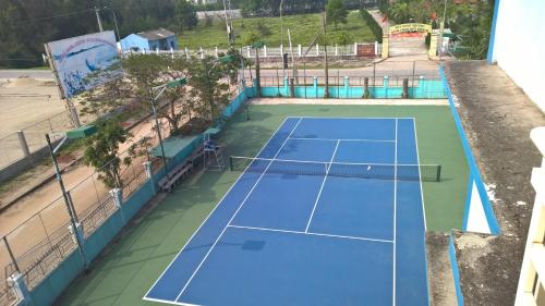 an overhead view of a tennis court at Binh Minh Dien Chau Hotel in Diễn Châu