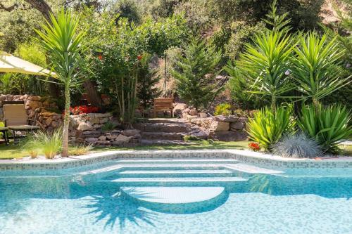 - une piscine au milieu d'une cour dans l'établissement 2 pièces climatisé à 200m des plages, à Théoule-sur-Mer